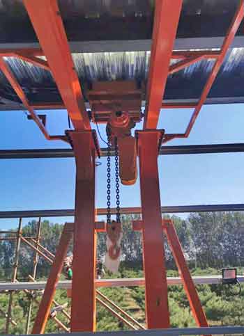Rolling gantry with chain hoist  Rolling gantry with chain hoist