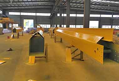 Main girder of the overhead crane is cut into two sections for the sake of shipping by containers.  Main girder of the overhead crane is cut into two sections for the sake of shipping by containers.