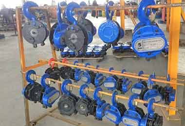 Hook mounted chain blocks  Hook mounted chain blocks