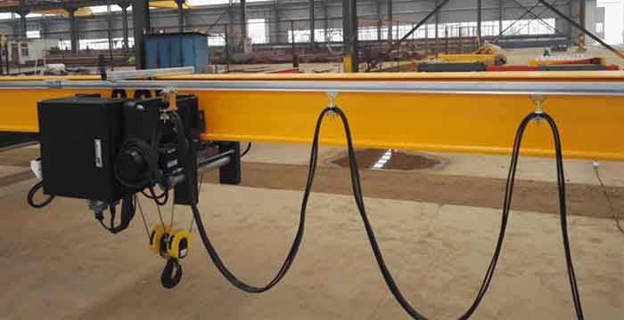 Electric wire rope hoist installed on the main girder Electric wire rope hoist installed on the main girder