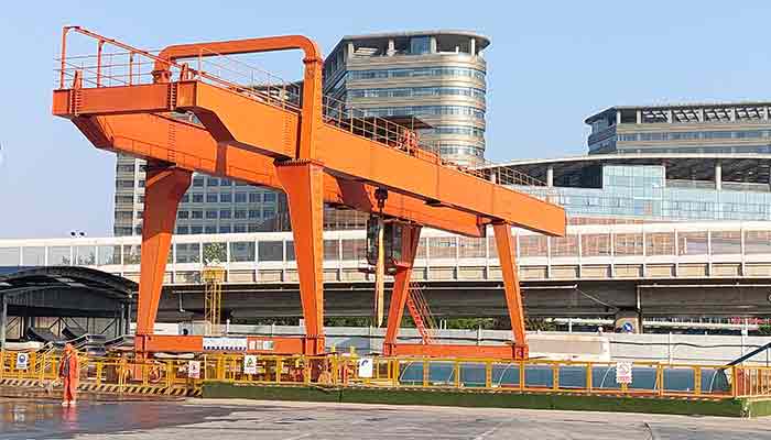 RMG crane with specialized container spreader