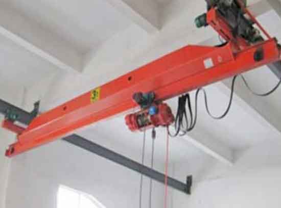 Underhung overhead crane with electric wire rope hoist