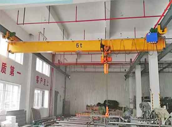 Underhung overhead crane with electric chain hoist