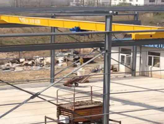 Freestanding bridge crane with single girder low headroom design for outdoor use Freestanding bridge crane with single girder low headroom design for outdoor use
