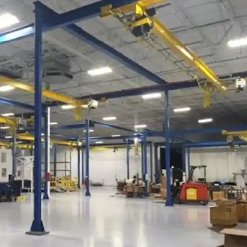 Freestanding underhung bridge crane system
