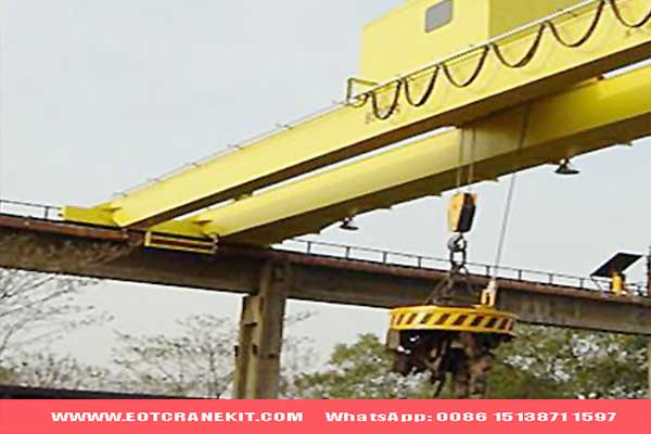 Outdoor overhead crane equipped with magnetic chucks - types of below-hook-devices
