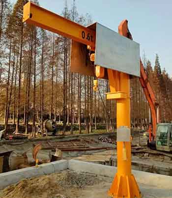 Free standing jib crane with electric chain hoist with rain cover for outdoor use