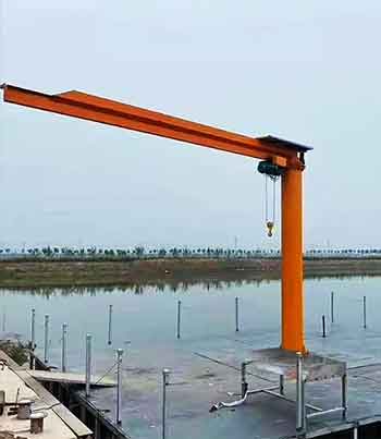 Outdoor jib crane for waterside material handling 