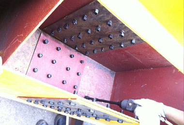 Connecting the main girder with bolts and nuts and stengthening steel plates, which is designed and caculated to ensure safety. 