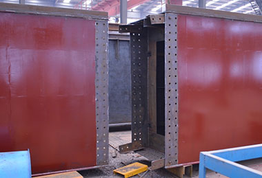 Connecting the main girder with bolts and nuts and stengthening steel plates