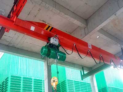 Underhung bridge crane for flat roof concrete workshops