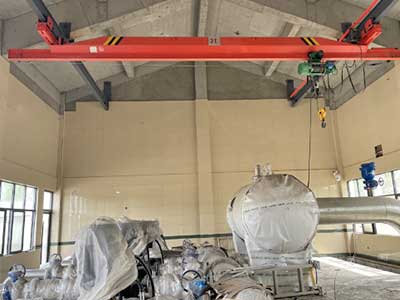 Underhung bridge crane for concrete workshops