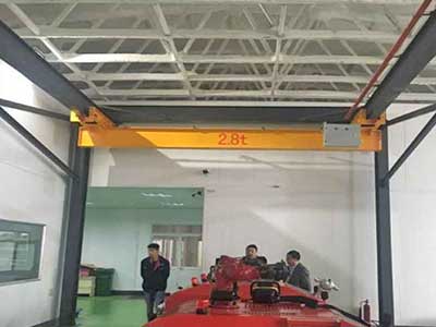 Freestanding underhung bridge cranes