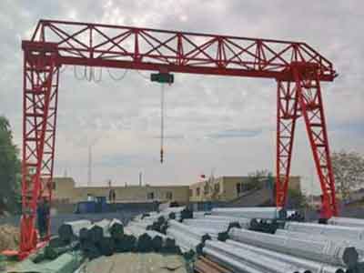 Gantry crane for outdoor steel pipe handling