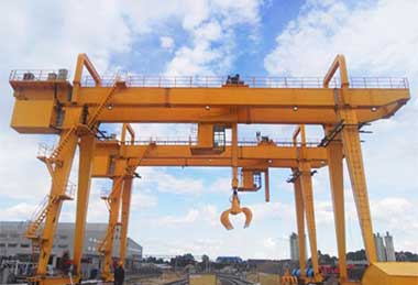 Gantry crane with timer grab for outdoor log loading and unloding 