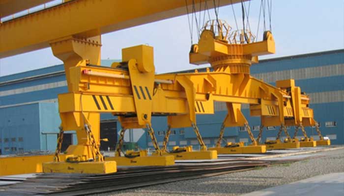 Telescopic magnetic beam gantry cranes for steel mills