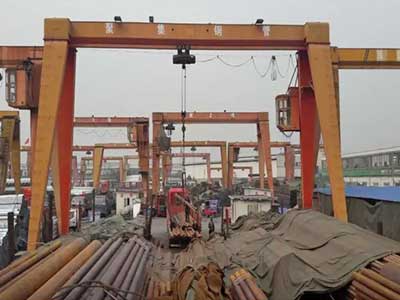Gantry crane with hook and chain slings for steel pipe handling Gantry crane with hook and chain slings for steel pipe handling