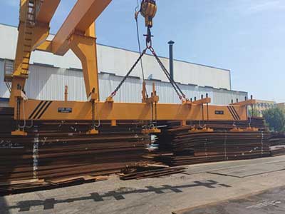 Gantry crane for steel plates handling