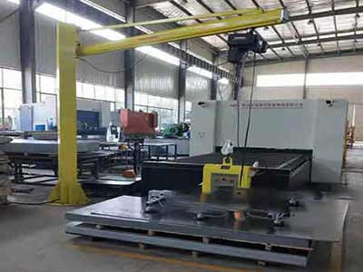  free-standing crane for steel plates handling, also known as the pillar jib crane,
