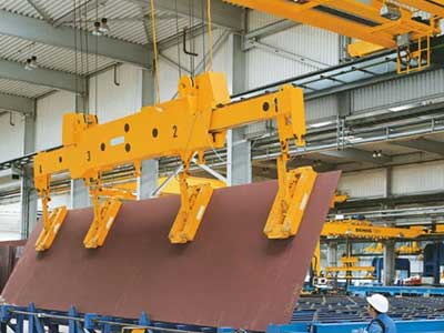 Bridge crane for vertical or title plate handling Bridge crane for vertical or title plate handling