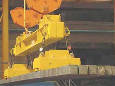 Steel round billets on magnetic bridge crane