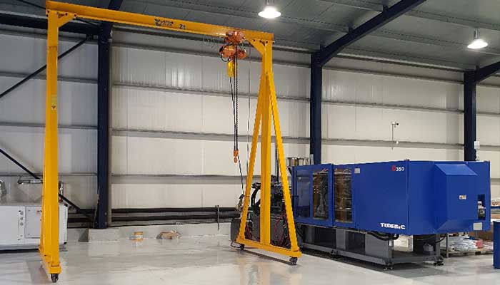 Portable gantry crane for repairing 