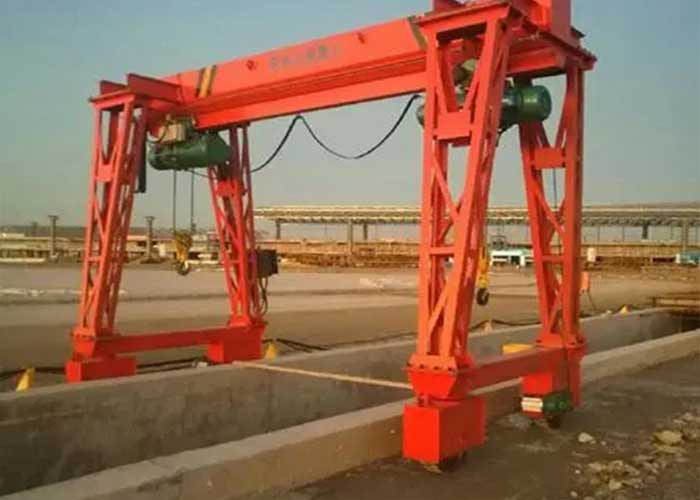Double electric hoists rubber tyred gantry crane on wheels  Double electric hoists rubber tyred gantry crane on wheels
