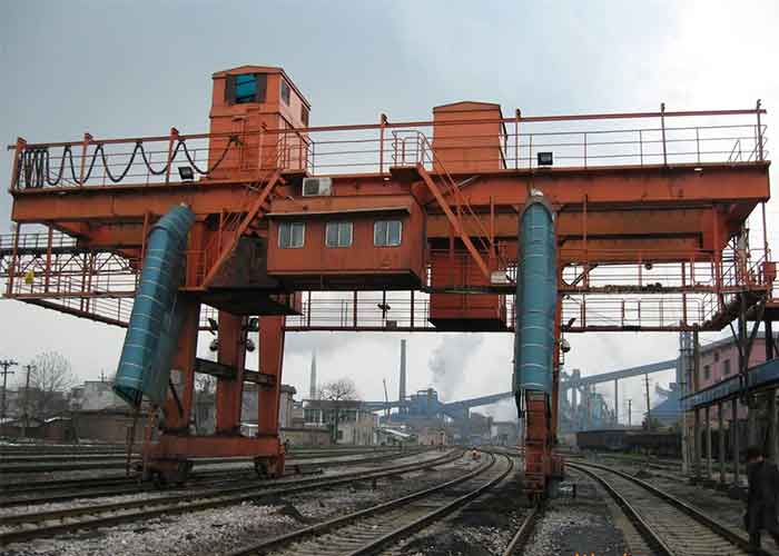Railroad gantry crane with full gantry crane design 