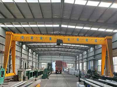 Gantry Crane on Floor Rails: 