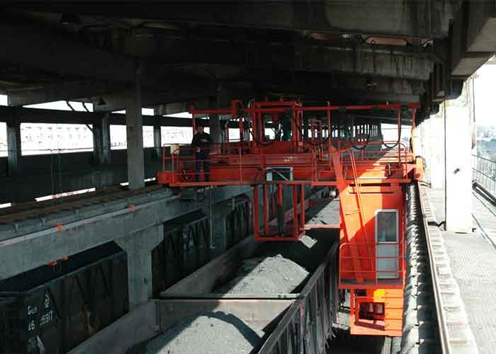 Railroad gantry crane with semi gantry design 