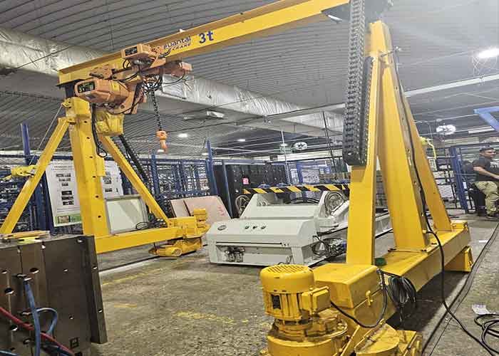 Adjustable height motor travelling and rolling gantry crane on castor 