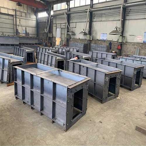 Single Girder Overhead Cranes: Provides precise control for the careful handling of molds.  Single Girder Overhead Cranes: Provides precise control for the careful handling of molds.