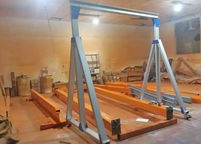 Fixed height lightweighted rolling gantry crane
