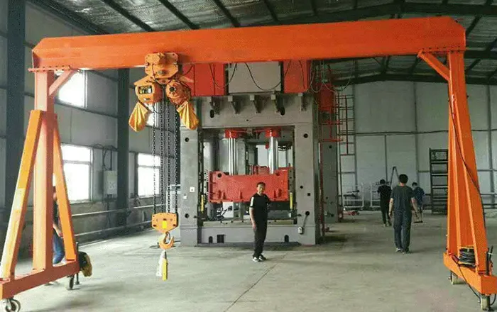 Portable workshop gantry cranes