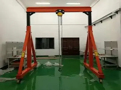 Mobile gantry crane with low headroom hoist and adjustable gantry design  Mobile gantry crane with low headroom hoist and adjustable gantry design