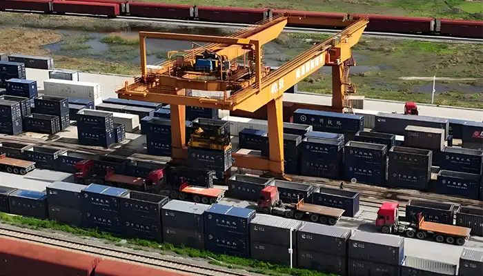 Cantilever gantry with rail mounted gantry crane design