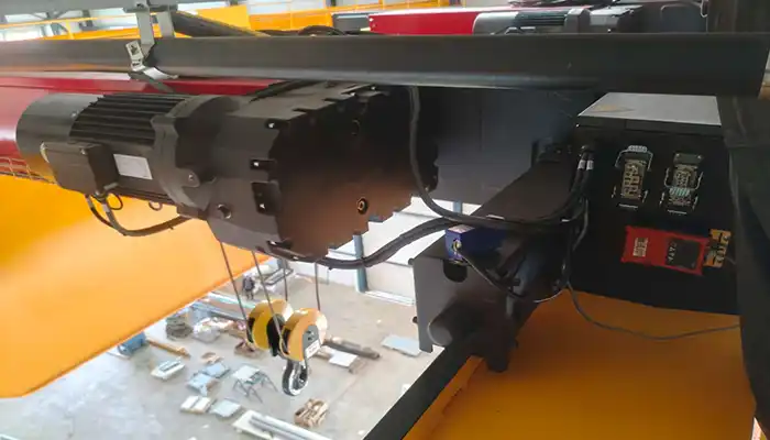 Low headroom electric wire rope hoist for double girder cranes 