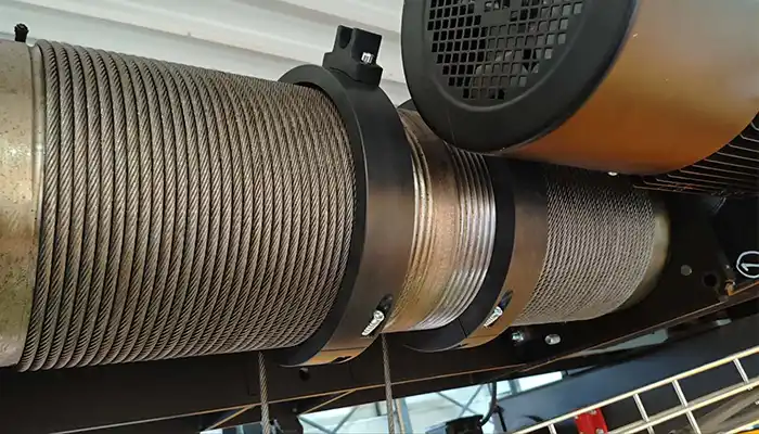 Wire rope of the electric hoist have to be arranged in order and neatly. 