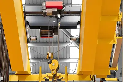 Overhead travelling crane with main hook and axuiliary hook Overhead travelling crane with main hook and axuiliary hook
