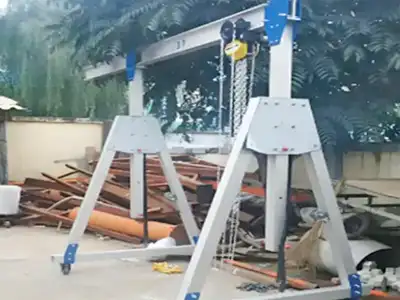 Fixed-girder gantry crane with movable legs for adjustable span