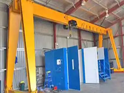 Floor mounted gantry crane for indoor material handling