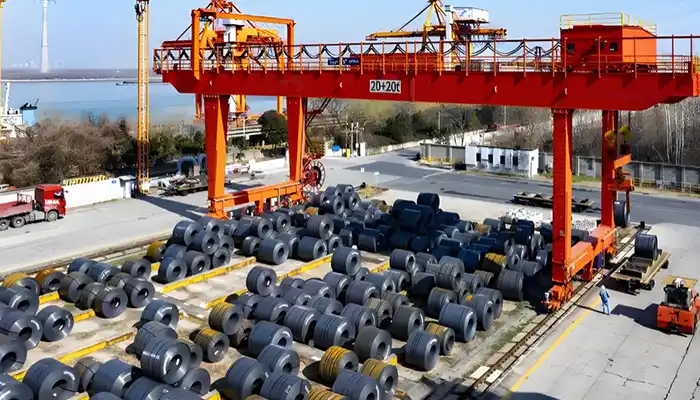 Indoor vs Outdoor Steel Yard Cranes in Canada: Weather Guide